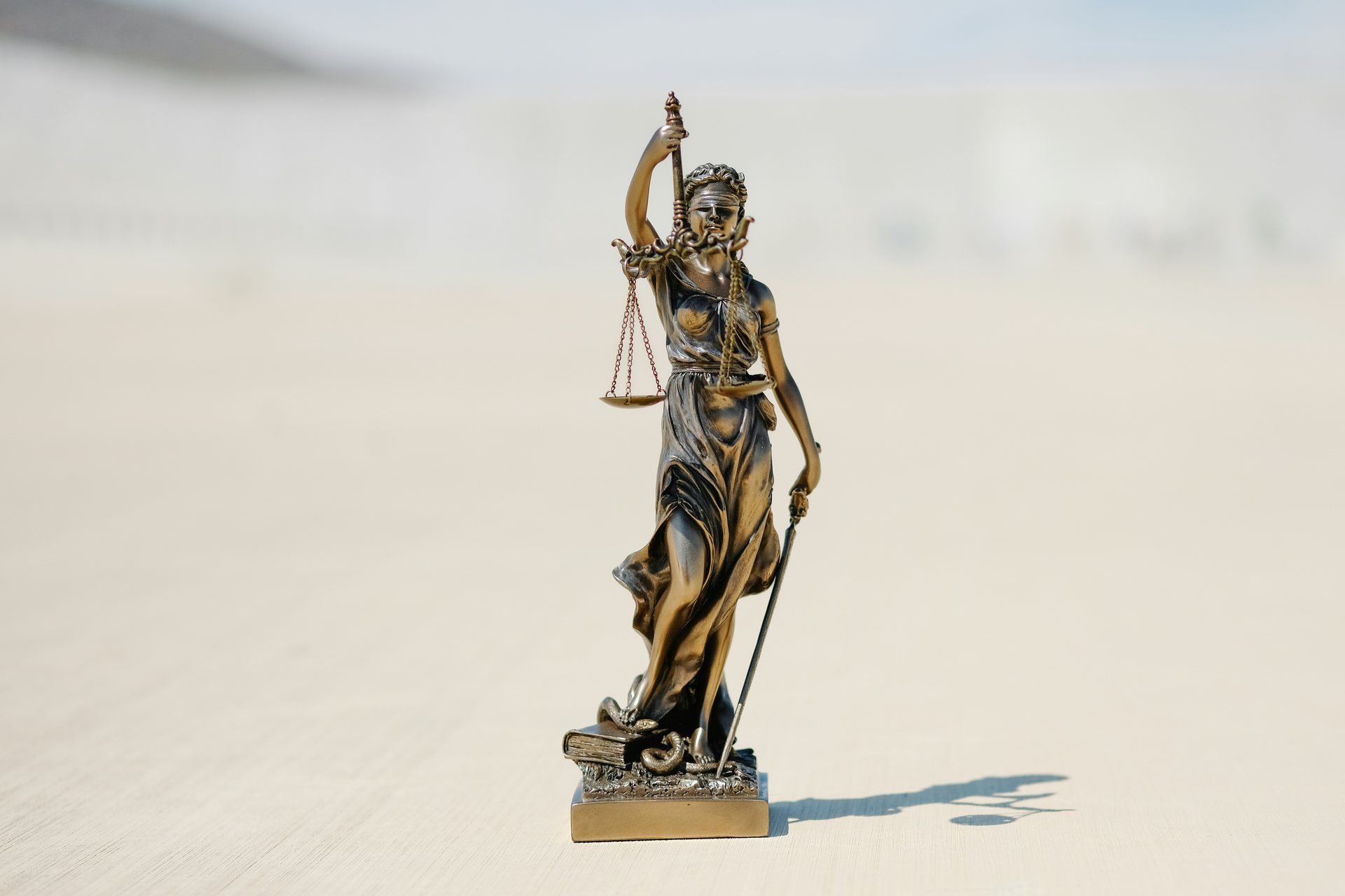 Estátua da justiça representando cliente Fernanda Lima