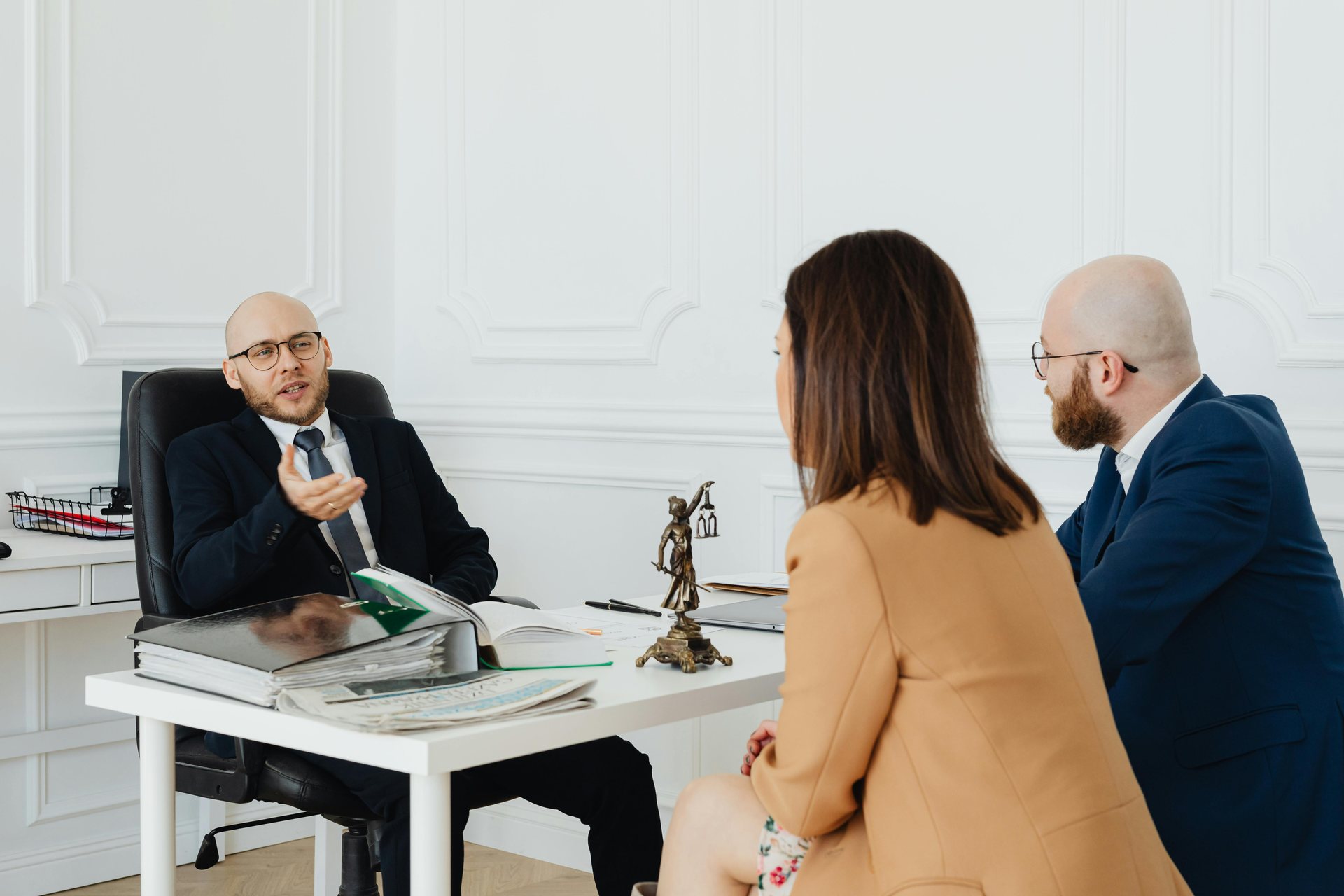 Atendimento jurídico em escritório de advocacia elegante